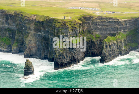 Les falaises de Moher, O'Brian's Tower, Tour d'observation, la côte rocheuse, comté de Clare, Irlande Banque D'Images