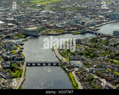 Vue sur Ville avec rivière Shannon, Limerick, dans le comté de Clare, Irlande Banque D'Images