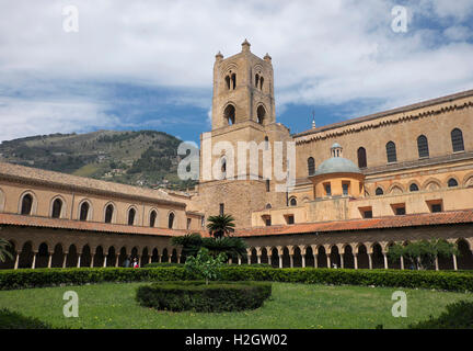 Cour intérieure et cloître de la cathédrale de Monreale, Monreale, Sicile, Italie Banque D'Images