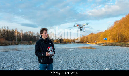 Jeune homme contrôle quadcopter, drone avec vol de l'appareil photo, DJI Phantom 3, Munich, Haute-Bavière, Bavière, Allemagne Banque D'Images