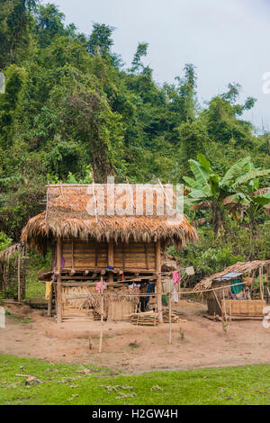 Chambre Simple, cabane, minorité Khmu Village, Ban Nalan Tai, parc national de Nam Ha, Luang Namtha, Laos Banque D'Images