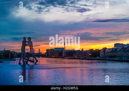 L'homme molécule, par l'oeuvre monumentale par Jonathan Borofsky Jonathan Borofsky, Spree, tour de télévision, le coucher du soleil, Treptow, Berlin Banque D'Images