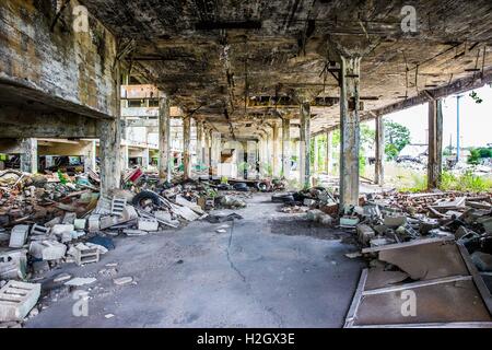 À l'intérieur de al ong temps vacant et usine d'automobiles à la ferraille dans le sud-ouest de Detroit, USA, 12 août 2016. Dans le monde d'utilisation | Banque D'Images