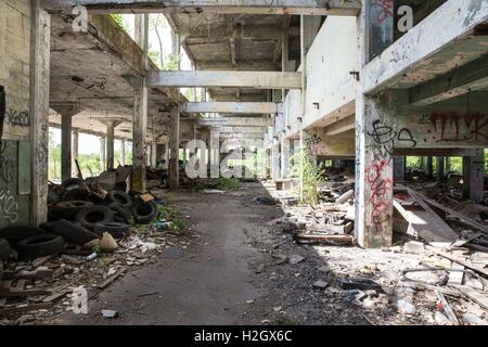 À l'intérieur de al ong temps vacant et usine d'automobiles à la ferraille dans le sud-ouest de Detroit, USA, 12 août 2016. Dans le monde d'utilisation | Banque D'Images