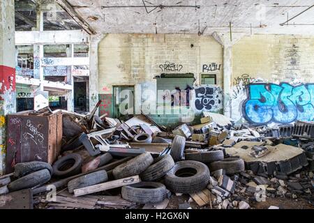 À l'intérieur de al ong temps vacant et usine d'automobiles à la ferraille dans le sud-ouest de Detroit, USA, 12 août 2016. Dans le monde d'utilisation | Banque D'Images