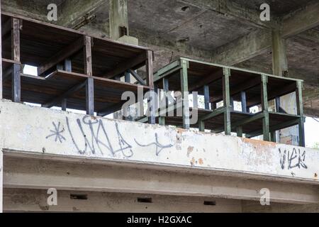 À l'intérieur de al ong temps vacant et usine d'automobiles à la ferraille dans le sud-ouest de Detroit, USA, 12 août 2016. Dans le monde d'utilisation | Banque D'Images