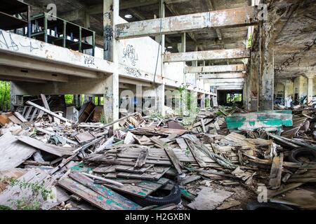 À l'intérieur de al ong temps vacant et usine d'automobiles à la ferraille dans le sud-ouest de Detroit, USA, 12 août 2016. Dans le monde d'utilisation | Banque D'Images