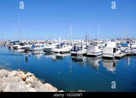 Hilary's,WA,22,2016 Australia-January:Personne paddle dans le yacht de stylo dans le port de plaisance de Hilary's Boat Harbour dans Hilary's, dans l'ouest de l'Australie. Banque D'Images