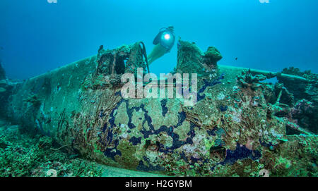 Scuba Diver explore un Grumman F6F Hellcat abattu des avions pendant la Seconde Guerre mondiale dans le pacifique des conflits. Banque D'Images