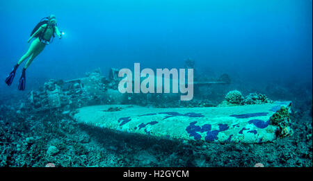 Scuba Diver explore un Grumman F6F Hellcat abattu des avions pendant la Seconde Guerre mondiale dans le pacifique des conflits. Banque D'Images