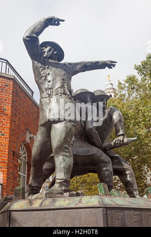 Ville de London Les pompiers National Memorial dans Carter Lane Gardens par St Paul's Banque D'Images