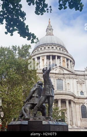 Ville de London Les pompiers National Memorial dans Carter Lane Gardens par St Paul's Banque D'Images