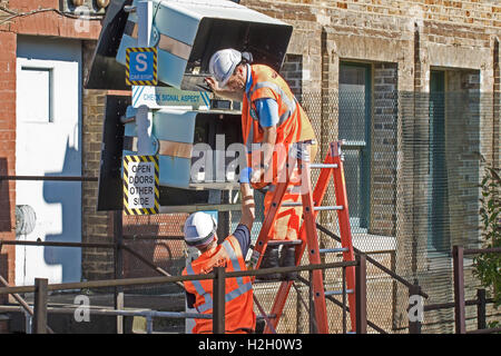 Network Rail des ingénieurs qui travaillent à l'entretien de l'équipement de signalisation au London's Peckham Rye gare Banque D'Images