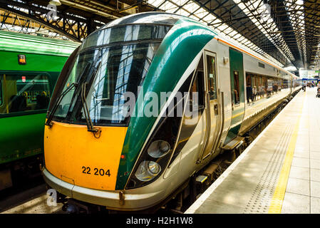 Iarnród Éireann Irish Rail train à la gare Connolly Dublin Ireland Banque D'Images