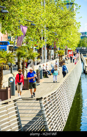 La Liffey Boardwalk le long de la rivière Liffey Dublin Ireland Banque D'Images