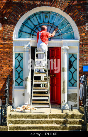 Peinture décorateur à imposte porte de style géorgien de Dublin Irlande Banque D'Images