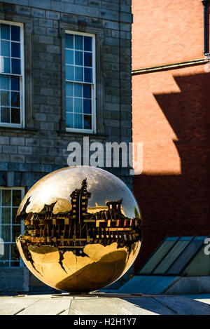 Dans Sphère Sphère (Sfera con sfera) sculpture d'Arnaldo Pomodoro, Trinity College Dublin, Irlande Banque D'Images