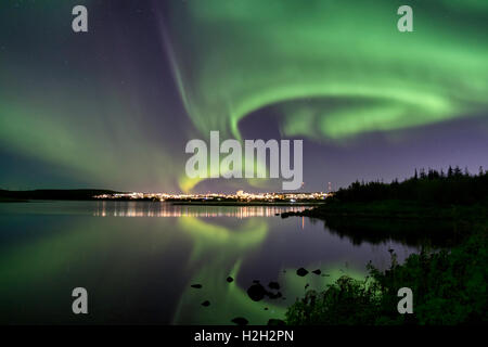 Les Aurora plus Eillidavatn près de Reykjavik en Islande. eau calme reflétant les aurores boréales dans le ciel flamboyant. Banque D'Images