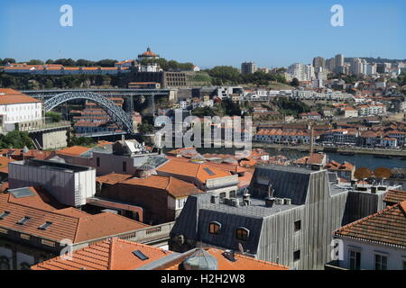 Vue sur les toits de Porto et de Vila Nova de Gaia, Pont Dom Luis dans la gauche. Banque D'Images