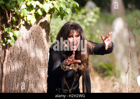 L'actrice Caroline Munro jouant un vampire dans une comédie courte-horreur film "Count" Frankula écrit par David Barry Banque D'Images