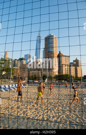 NEW YORK - 15 août 2015 : les New-yorkais de faire une partie de beach-volley sur un quai près de Battery Park City. Banque D'Images