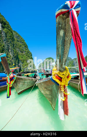 Vue panoramique sur la baie de Maya sur Koh Phi Phi Leh en Thaïlande avec l'île en bois traditionnel thaïlandais bateaux longtail avec ceinture décorative Banque D'Images