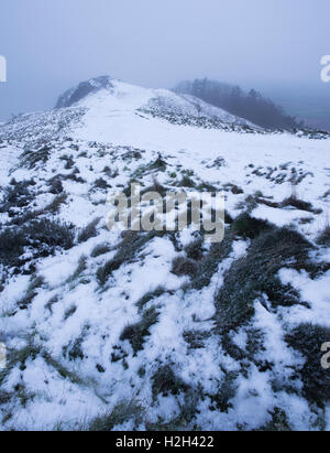 Neige fraîche tombée au sommet Du Wrekin, une colline de premier plan près de la ville de Wellington, Telford et Wrekin, Shropshire, Angleterre, Royaume-Uni. Banque D'Images