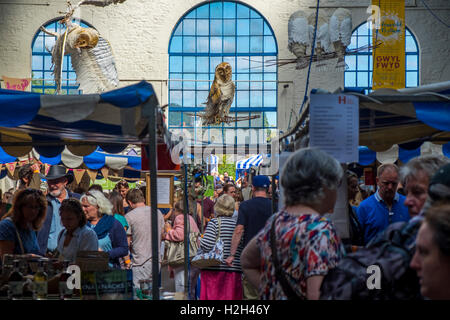 Les visiteurs des stands de nourriture,Navigation dans la halle, Abergavenny Food Festival, Monmouthshire, South Wales, UK Banque D'Images