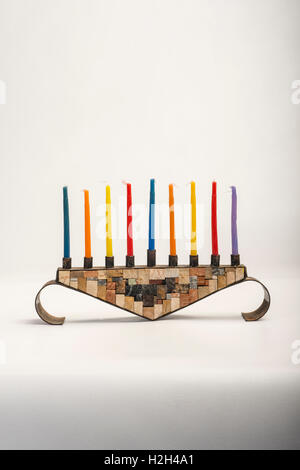 La menorah avec bougies pour Hanouka sur fond blanc Banque D'Images