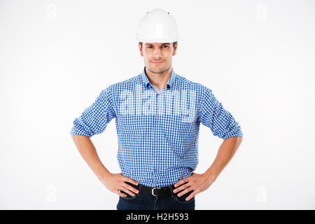 Jeune homme confiant Smiling builder dans la construction du casque Banque D'Images