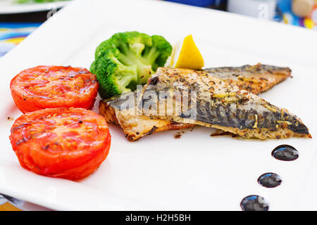 Filets de maquereaux (fish) sur un grill avec des légumes Banque D'Images