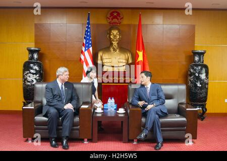 Secrétaire de l'Agriculture des États-Unis Thomas Vilsack parle avec le Ministre vietnamien de l'Industrie et du Commerce Tran Tuan Anh à l'ambassade des États-Unis le 26 avril 2016, Hanoi à Hanoi, Vietnam. Secrétaire Vilsack est au Vietnam à aborde en détails de l'accord de partenariat transpacifique. Banque D'Images