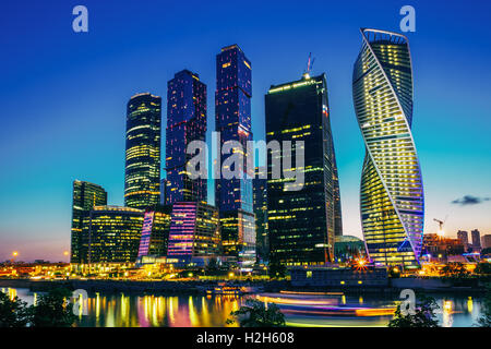 Bâtiments de la ville de Moscou de complexe de gratte-ciel au soir à Moscou, Russie. Centre d'affaires moderne de Moscou Banque D'Images