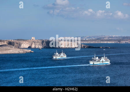 Gozo ferries avec vue sur l'île de Comino, Malte Banque D'Images