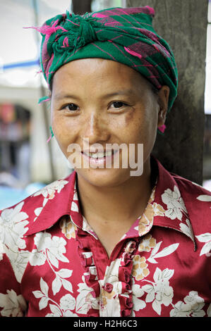 Portrait of a smiling woman at the Quyet Tien marché en province Ha Giang, Vietnam du Nord Banque D'Images