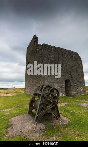 Un bâtiment abandonné et machines désaffectée à Mine Magpie dans le Peak District Banque D'Images