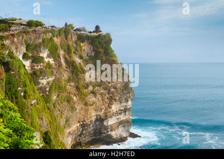 Temple sur le sommet d'une falaise. Banque D'Images