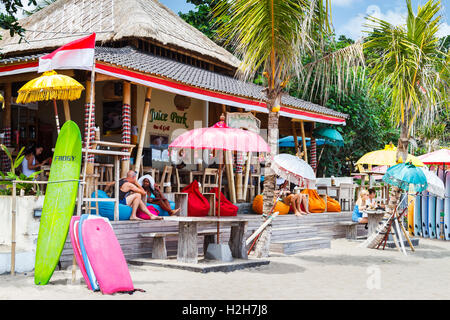 Plage et des planches de surf. Banque D'Images