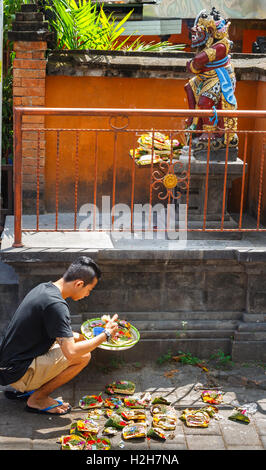 Image religieuse et les jeunes hommes avec offert dans la rue. Banque D'Images