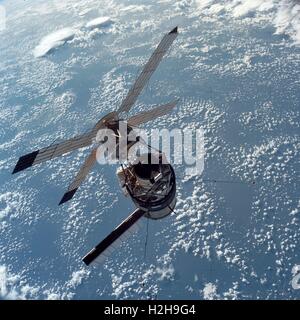 Une vue aérienne de la station spatiale Skylab de la NASA au-dessus de la grappe nuages contre l'arrière-plan pendant que la terre dans l'orbite de la Terre. Banque D'Images