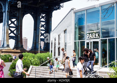 New York City, NY NYC Brooklyn, Dumbo, Brooklyn Bridge Parkal Education Building, extérieur, adulte noir, adultes, homme hommes, femme femmes, garçon garçons enfant Banque D'Images