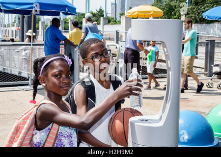 New York City, NY NYC Brooklyn, Brooklyn Bridge Park Pier 6, parc public, fontaine d'eau, Noir homme garçon garçons enfants filles filles, femme jeune, fille Banque D'Images