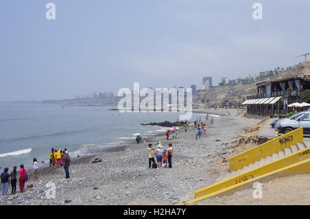 Lima, Pérou - 1 janvier 2014 : les gens sur la plage publique de la ville dans le district de Barranco. Banque D'Images