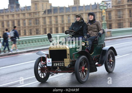 Voiture vétéran Vulcan fait en 1904 traverse le pont de Westminster au cours de la London to Brighton veteran car run, Londres, Royaume-Uni. Banque D'Images