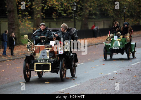 Voitures anciennes traversent Constitution Hill au cours de la London to Brighton veteran car run, Londres, Royaume-Uni. Banque D'Images