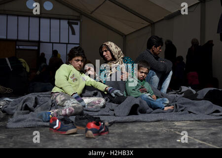 Une femme avec ses enfants à l'intérieur d'une tente, dans un camp de réfugiés, au nord du village grec de Idomeni, à la frontière macédonienne. Des milliers de réfugiés et migrants ont été bloqués pendant des mois à la frontière macédonienne, dans le camp de réfugiés près du village de Idomeni, jusqu'à ce que le gouvernement grec a décidé d'évacuer la zone. Banque D'Images