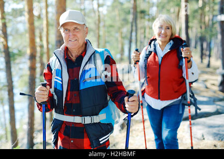 Couple moderne trekking au milieu naturel Banque D'Images