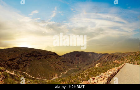 Vue panoramique sur les monts Swartberg Pass au coucher du soleil. C'est le plus impressionnant col de montagne de l'Afrique du Sud, sur la R328 Banque D'Images