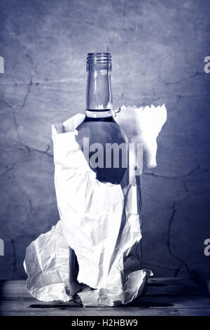 Bouteille de disque liquer dans le sac en papier Banque D'Images