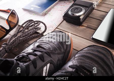 Accessoires de voyage, vacances, les éléments essentiels du concept de déplacement arrière-plan. Banque D'Images